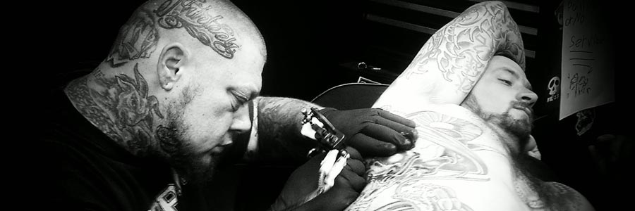 Scott Calcaterra tattooing ribcage - black & grey